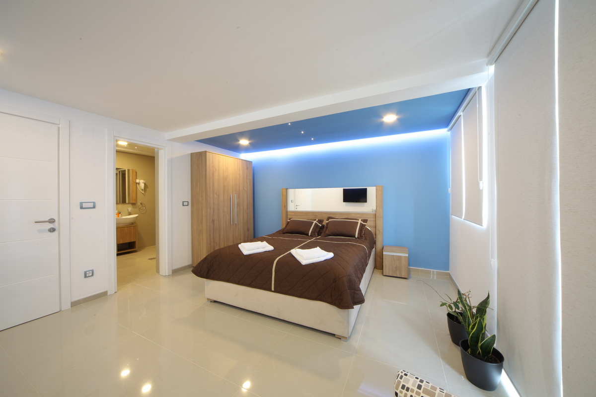 apartment-5-blue-light-006